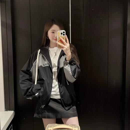 重磅渠道    miu夹克   男女同款  撞色拼接连帽拉链外套 春季薄款！再生尼龙桑蚕丝混纺 商品图3