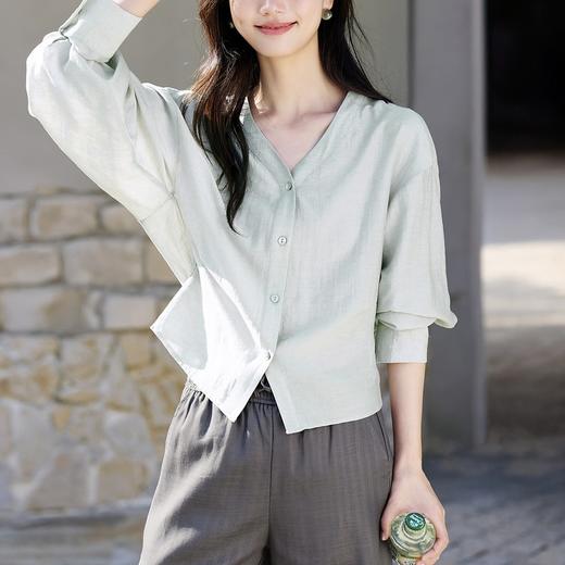 【捏褶收腰长袖衬衫&气质白V领衬衫】两款可选，剪裁宽松有度，显瘦不挑人。精选优质面料，含亚麻与人棉混纺。 商品图3