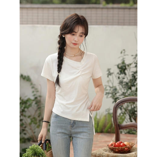 鹿向南「夏风叙语」法式斜肩领白色短袖T恤女夏收腰显瘦正肩上衣 商品图1
