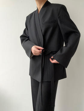 YANYI CHANG｜91800210 中式交叠领系带廓形西装 [ 黛墨黑 ]