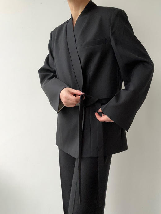 YANYI CHANG｜91800210 中式交叠领系带廓形西装 [ 黛墨黑 ] 商品图0