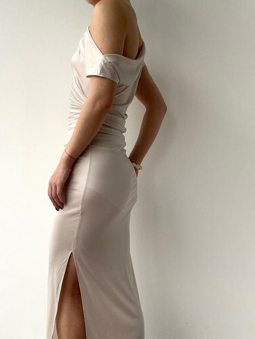 SIJIA｜SS2651 ⽶⽩⾊醋酸斜肩短袖连⾐裙 商品图8