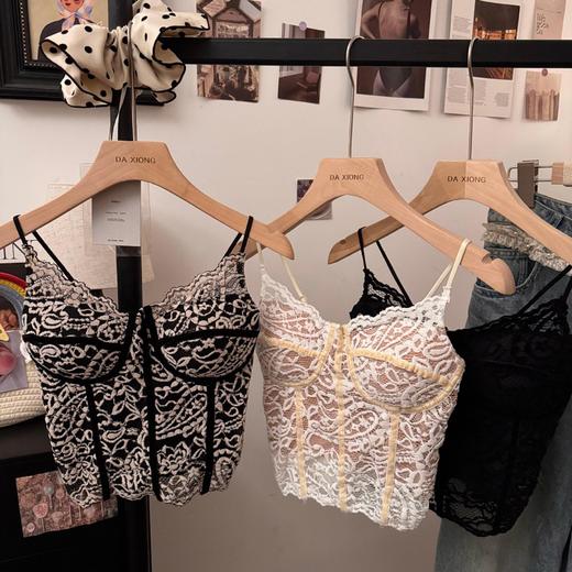 【性感“小心机”❗️法式蕾丝吊带背心】精致镂空蕾丝+鱼骨收腰，短款设计显高显瘦，外穿内搭都适配，修身贴合身形，日常约会 / 通勤都能穿，内搭带胸垫镂空辣妹美背内衣别致打底上衣L 商品图3