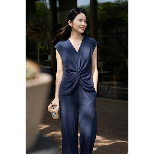 「慵懒美学套装」米思阳2026春新款交叉扭结衬衫不对称下摆收腰薄款法式V领上衣阔腿裤套装女1108/1149 商品图3