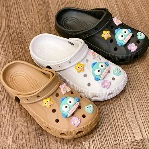  每到夏天，户外穿的洞洞沙滩鞋每年都不可少！【2618丑鱼星人洞洞鞋】从时尚人士到明星小花纷纷对它爱不释脚，经典的软弹感，上脚就是一个大写的舒服！ 商品图1