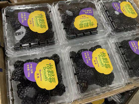 Driscoll`s黑莓
女神的最爱，有甜有酸的跌宕口感，绵软的嫩肉，在口中爆破的果籽，伴着甜甜的浆汁，花青素含量极其丰富～一小盒