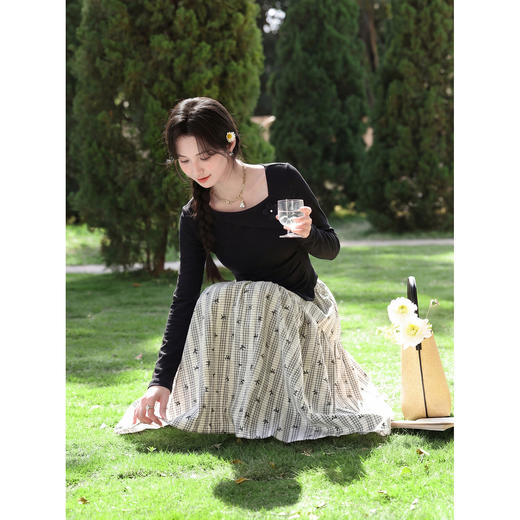 鹿向南「墨染花序」不规则设计感收腰黑色T恤女春夏新款显瘦上衣 商品图1