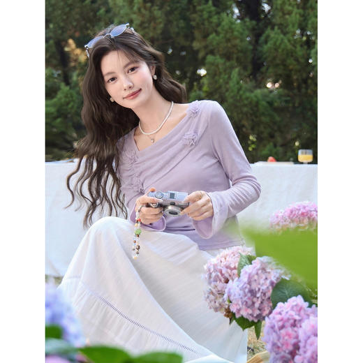 鹿向南「琉璃花海」法式设计感紫色T恤女春小众气质修身短款上衣 商品图3