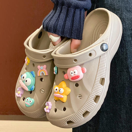  每到夏天，户外穿的洞洞沙滩鞋每年都不可少！【2618丑鱼星人洞洞鞋】从时尚人士到明星小花纷纷对它爱不释脚，经典的软弹感，上脚就是一个大写的舒服！ 商品图8