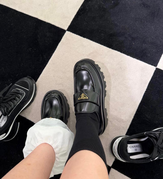 普拉达 乐福鞋系列的两款 款1⃣️经典一脚蹬 款2⃣️厚底一脚蹬 商品图5