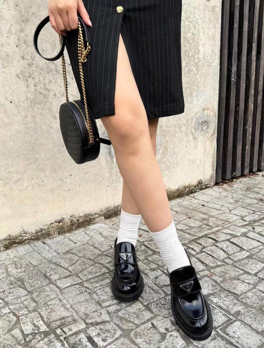 普拉达 乐福鞋系列的两款 款1⃣️经典一脚蹬 款2⃣️厚底一脚蹬 商品图10