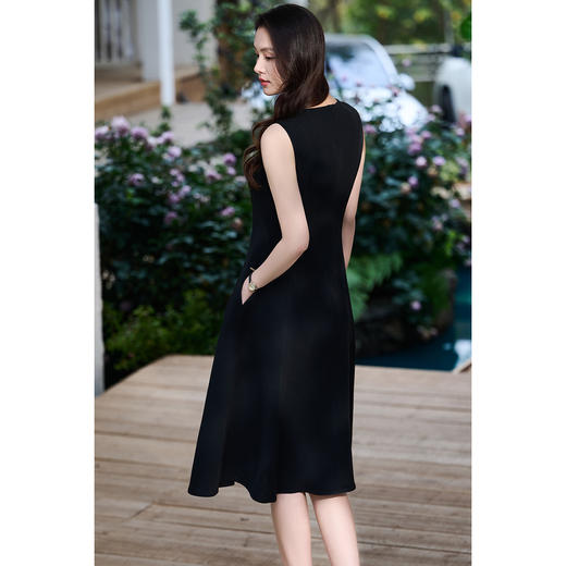 赫本风醋酸小黑裙 米思阳2026春季新款法式优雅通勤百搭OL圆领收腰醋纤小黑裙连衣裙女6085 商品图2