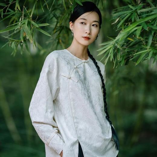 （3-5天发货）枯笔提花新中式衬衫，圆领中式右衽开襟，团云扣富有格调，重工浮雕提花，定制客供提花面料！ 商品图2