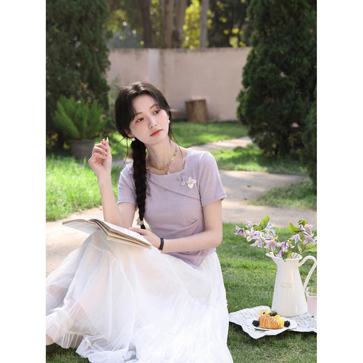 鹿向南「花间信笺」不规则紫色短袖T恤女夏新款法式斜肩显瘦上衣 商品图2