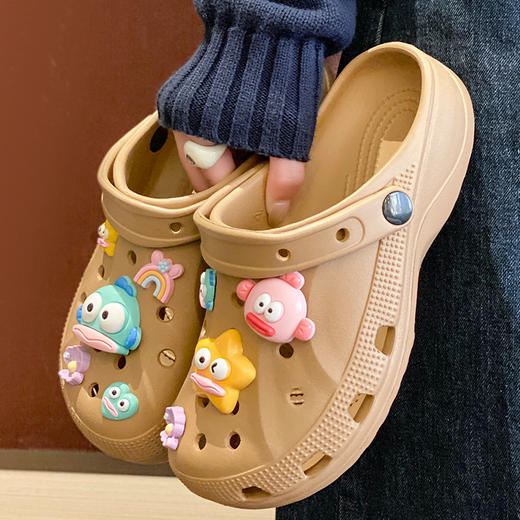  每到夏天，户外穿的洞洞沙滩鞋每年都不可少！【2618丑鱼星人洞洞鞋】从时尚人士到明星小花纷纷对它爱不释脚，经典的软弹感，上脚就是一个大写的舒服！ 商品图7