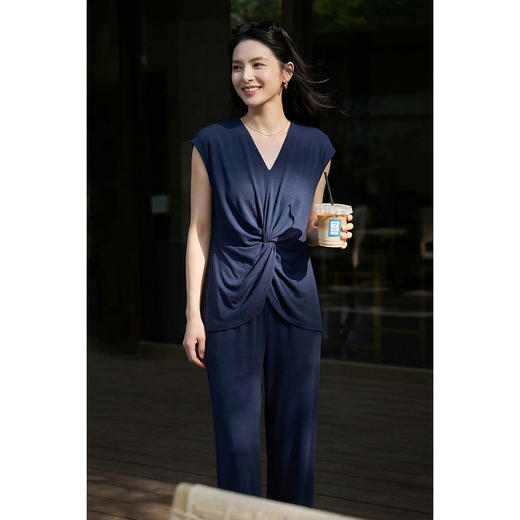 「慵懒美学套装」米思阳2026春新款交叉扭结衬衫不对称下摆收腰薄款法式V领上衣阔腿裤套装女1108/1149 商品图2