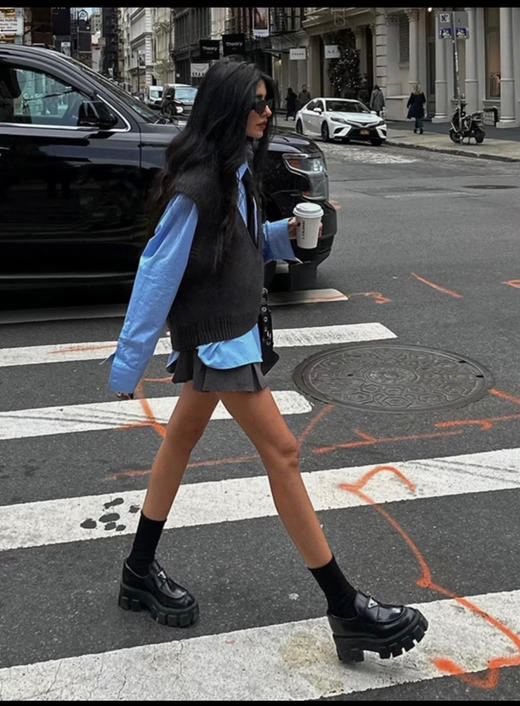 普拉达 乐福鞋系列的两款 款1⃣️经典一脚蹬 款2⃣️厚底一脚蹬 商品图4