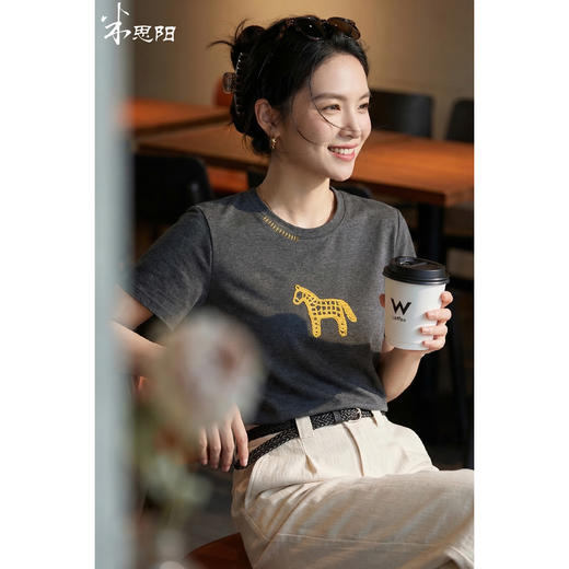 【预售10天】马年氛围感 米思阳2026春夏新款精棉刺绣趣味小马圆领韩版减龄短袖T恤1113/1154 商品图1