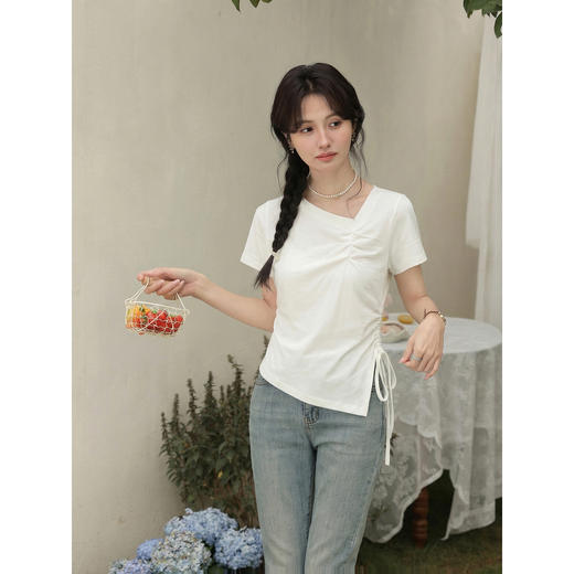 鹿向南「夏风叙语」法式斜肩领白色短袖T恤女夏收腰显瘦正肩上衣 商品图4