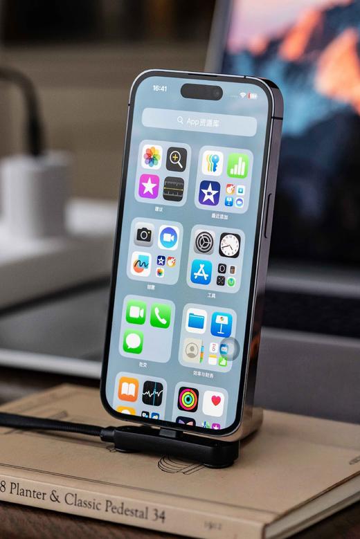 猫太推荐---即是快充线，又是折叠手机支架，太方便了 商品图1