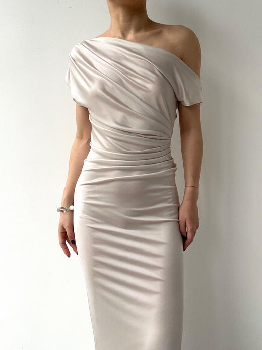 SIJIA｜SS2651 ⽶⽩⾊醋酸斜肩短袖连⾐裙 商品图6