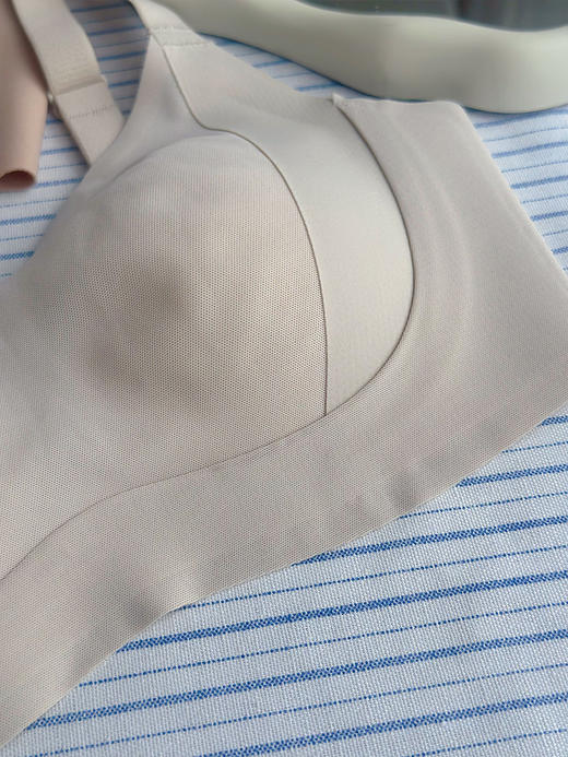 【华歌尔源头工厂同款 线下卖价600+】【会呼吸的聚拢内衣】预售7-10天 软支撑 水滴杯 穿出好胸型 杯垫厚度0.8cm左右~湖州仓 商品图8