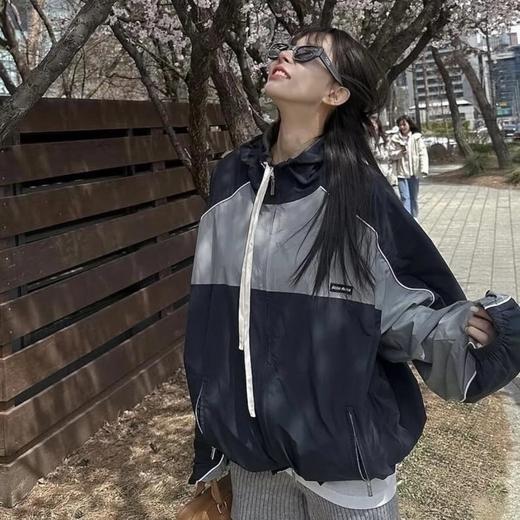 重磅渠道    miu夹克   男女同款  撞色拼接连帽拉链外套 春季薄款！再生尼龙桑蚕丝混纺 商品图2