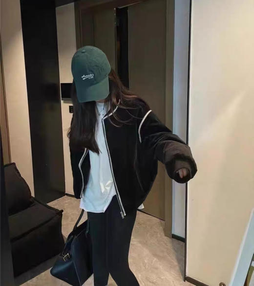 老米优品🎈开春情侣穿搭封神款🍃《美式小香风情侣棒球服外套》自带透气孔的华夫格面料，上手是那种软 fufu 的糯感~~ 商品图4