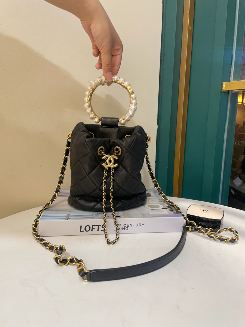 Chanel 21s 黑色 羊皮 金扣 珍珠手柄 抽绳包