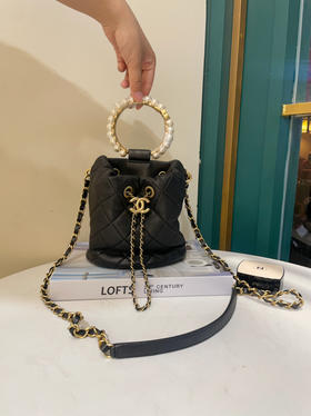 Chanel 21s 黑色 羊皮 金扣 珍珠手柄 抽绳包
