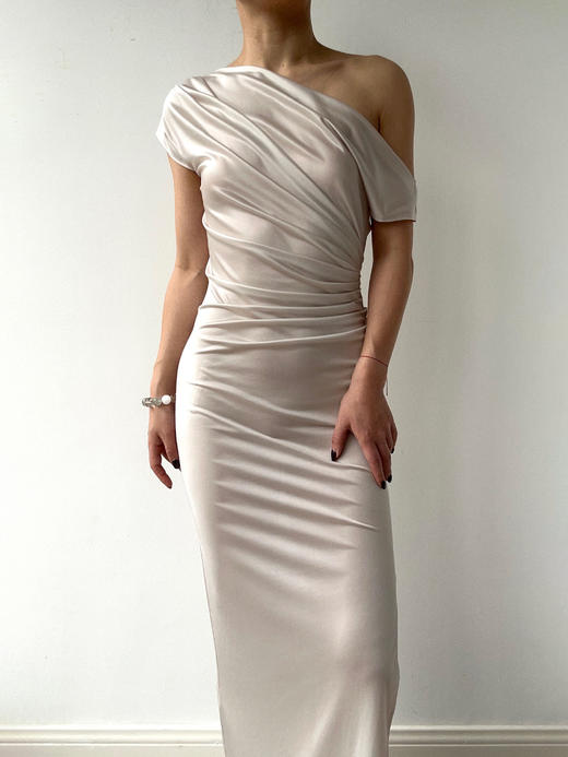 SIJIA｜SS2651 ⽶⽩⾊醋酸斜肩短袖连⾐裙 商品图4