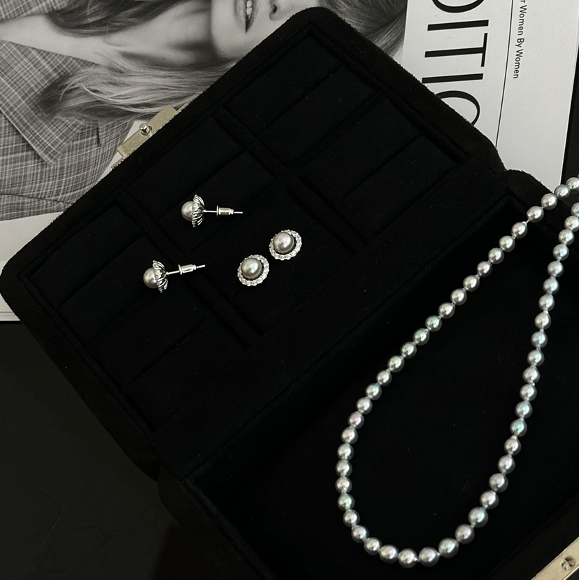 akoya小项链 4-5mm 极光清冷光 有点小尖尖头或者小椭圆 精致无敌又很有松弛感呢 可可爱爱 ji光决定了它的质感 基本没什么大瑕疵 非常滑皮 品质超级好的感觉