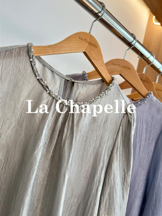 专柜实拍【醋纤丝光感】拉夏贝尔/La Chapelle精致串珠圆领后系带缎光肌理感长袖衬衫气质复古上衣 商品图3