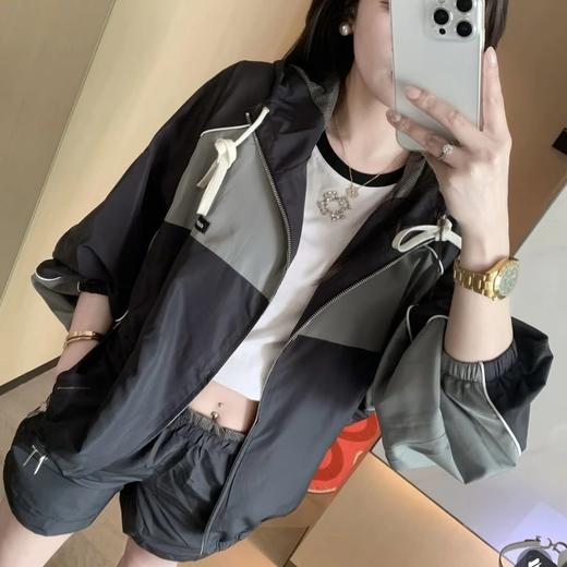 重磅渠道    miu夹克   男女同款  撞色拼接连帽拉链外套 春季薄款！再生尼龙桑蚕丝混纺 商品图4
