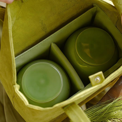 春茶上市 ｜ 【春生·保靖黄金茶2号】2026丙午马年春头采明前精品，翡翠绿，蟹黄香，鸡汤味，冰泉甜，富含高氨基酸、茶多酚、叶绿素、水浸出物质等品质特点，青瓷双罐+流苏布袋，规格：100g*2罐*1提 商品图4