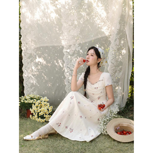 鹿向南「柔白樱序」杏色碎花连衣裙女夏季新款法式温柔风短袖长裙 商品图1