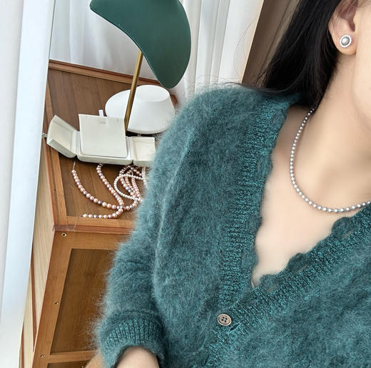 akoya小项链 4-5mm 极光清冷光 有点小尖尖头或者小椭圆 精致无敌又很有松弛感呢 可可爱爱 ji光决定了它的质感 基本没什么大瑕疵 非常滑皮 品质超级好的感觉 商品图6