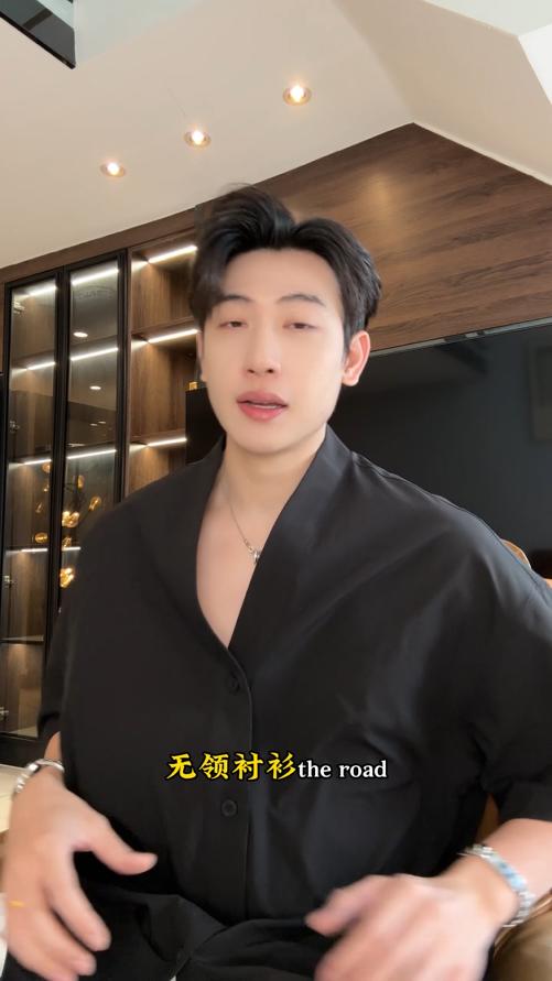 RY95633SDSA男装2026新款高贵轻奢休闲简约纯色V领短袖衬衫百搭时尚衬衣 商品图0