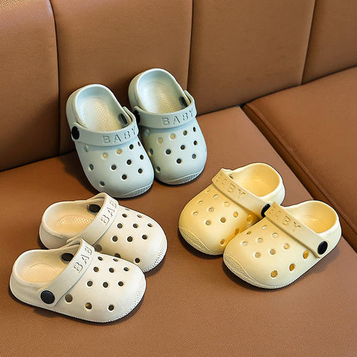夏天来了，【 2026-1 卡哇伊洞洞鞋】每个宝宝至少会有3双以上的凉鞋，其中一双就得有一双洞洞鞋，无论晴天、阴天，还是雨天，不管是散步、爬山还是去海边游玩，一双洞洞鞋即可满足你所有的需求。 商品图0