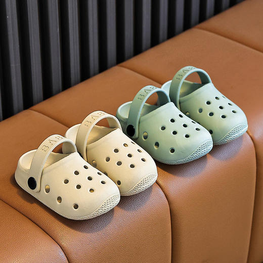 夏天来了，【 2026-1 卡哇伊洞洞鞋】每个宝宝至少会有3双以上的凉鞋，其中一双就得有一双洞洞鞋，无论晴天、阴天，还是雨天，不管是散步、爬山还是去海边游玩，一双洞洞鞋即可满足你所有的需求。 商品图3
