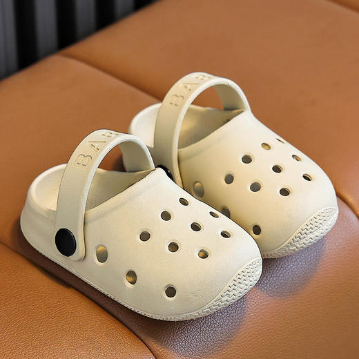夏天来了，【 2026-1 卡哇伊洞洞鞋】每个宝宝至少会有3双以上的凉鞋，其中一双就得有一双洞洞鞋，无论晴天、阴天，还是雨天，不管是散步、爬山还是去海边游玩，一双洞洞鞋即可满足你所有的需求。 商品图6