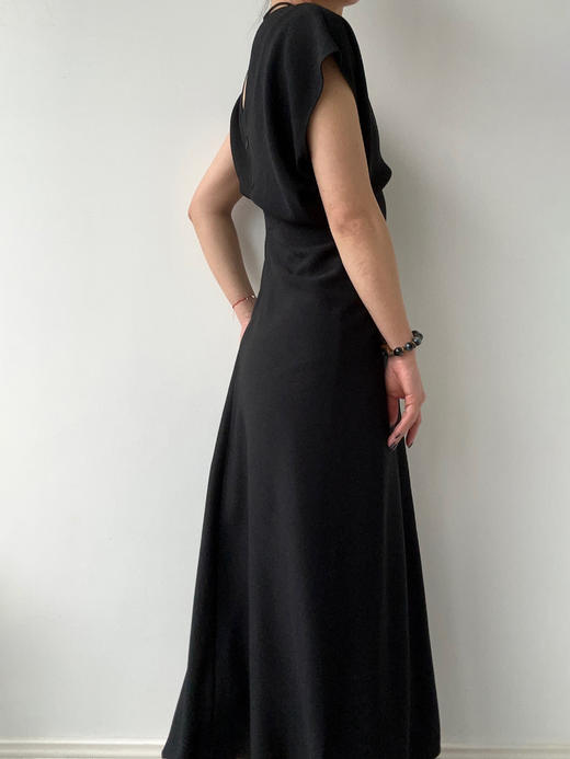 YANYI CHANG｜91830071 大V领立裁收腰连衣裙 [ 黛墨黑 ] 商品图6