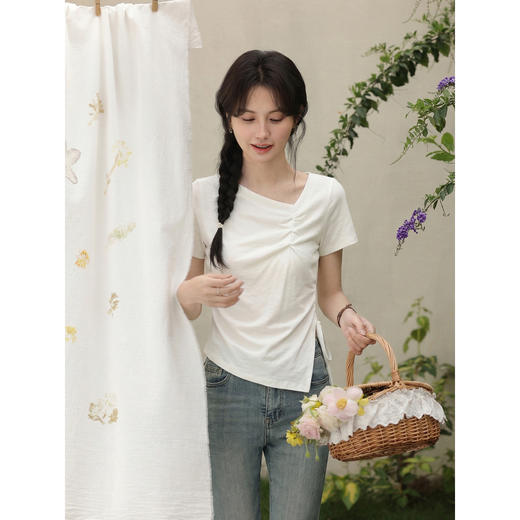 鹿向南「夏风叙语」法式斜肩领白色短袖T恤女夏收腰显瘦正肩上衣 商品图3