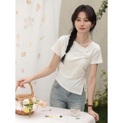 鹿向南「夏风叙语」法式斜肩领白色短袖T恤女夏收腰显瘦正肩上衣 商品图0