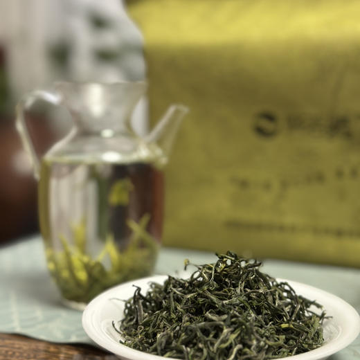 春茶上市 ｜ 【春生·保靖黄金茶2号】2026丙午马年春头采明前精品，翡翠绿，蟹黄香，鸡汤味，冰泉甜，富含高氨基酸、茶多酚、叶绿素、水浸出物质等品质特点，青瓷双罐+流苏布袋，规格：100g*2罐*1提 商品图3