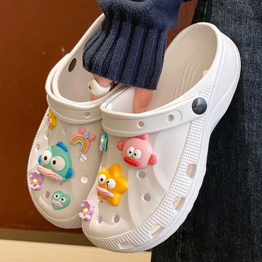  每到夏天，户外穿的洞洞沙滩鞋每年都不可少！【2618丑鱼星人洞洞鞋】从时尚人士到明星小花纷纷对它爱不释脚，经典的软弹感，上脚就是一个大写的舒服！ 商品图4