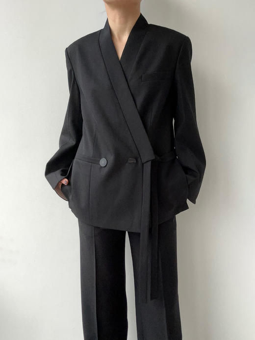 YANYI CHANG｜91800210 中式交叠领系带廓形西装 [ 黛墨黑 ] 商品图1