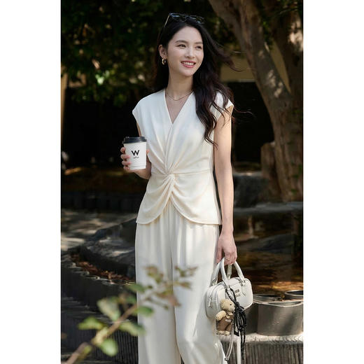 「慵懒美学套装」米思阳2026春新款交叉扭结衬衫不对称下摆收腰薄款法式V领上衣阔腿裤套装女1108/1149 商品图1