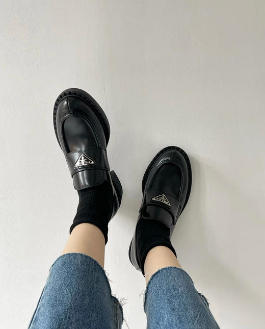 普拉达 乐福鞋系列的两款 款1⃣️经典一脚蹬 款2⃣️厚底一脚蹬 商品图6