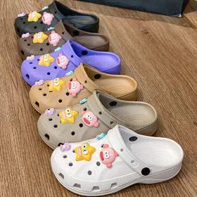  每到夏天，户外穿的洞洞沙滩鞋每年都不可少！【2618丑鱼星人洞洞鞋】从时尚人士到明星小花纷纷对它爱不释脚，经典的软弹感，上脚就是一个大写的舒服！